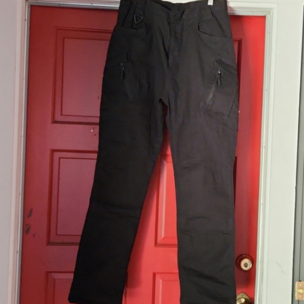 Men's TACTICLE PANTS size 34/32 BRAND NEW NEVER WORN straight leg